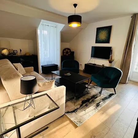 Elegant, Climatisation Et Piscine Lägenhet